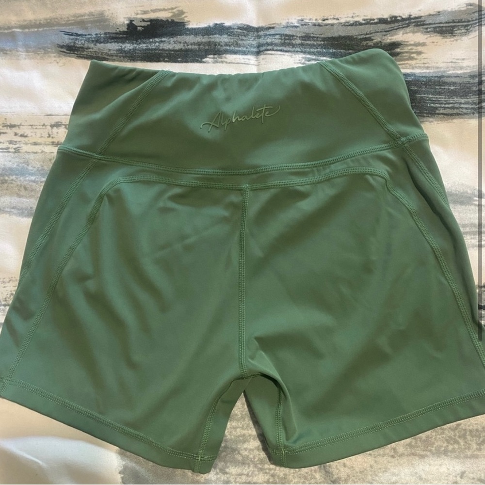 Alphalete Pulse Surge Short green size L
